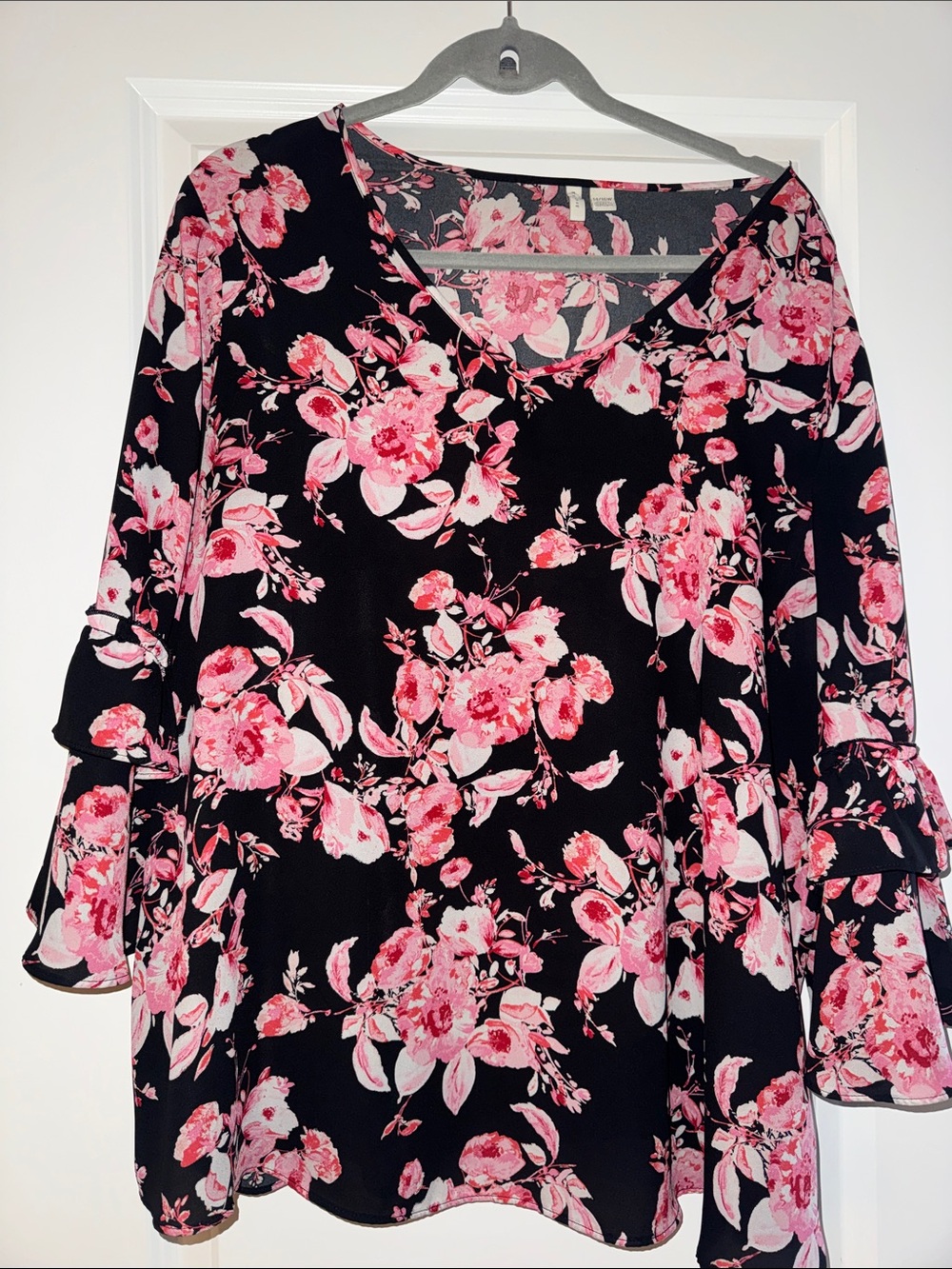 Cato V-Neck Floral Tunic Top in Pink on Black in EUC